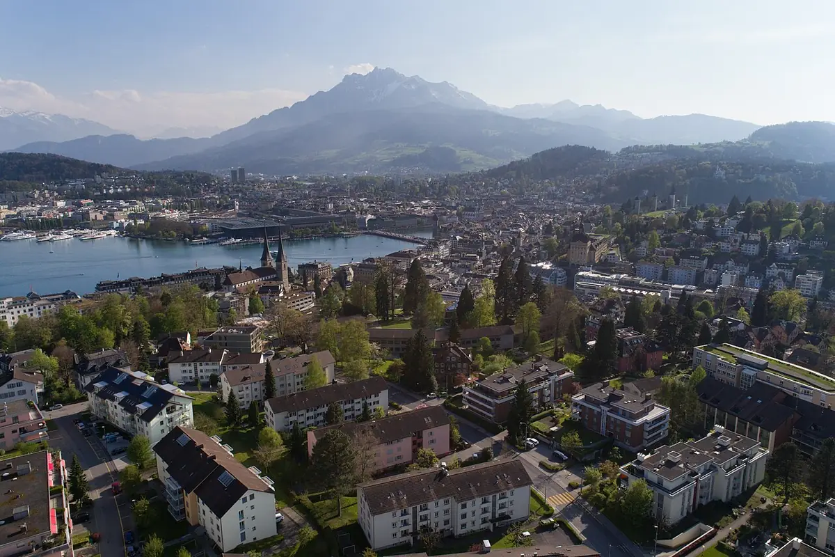 Vue aérienne de Lucerne, entre lac et montagnes