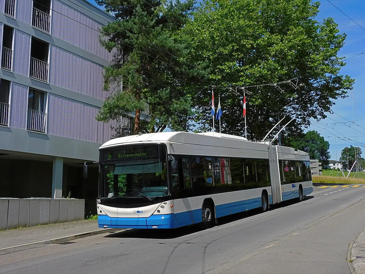 Un trolleybus circulant dans une rue arborée de Lucerne