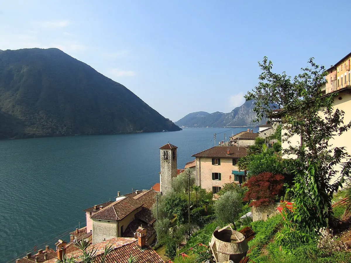 Le village de Gandria et le lac de Lugano vus depuis les hauteurs