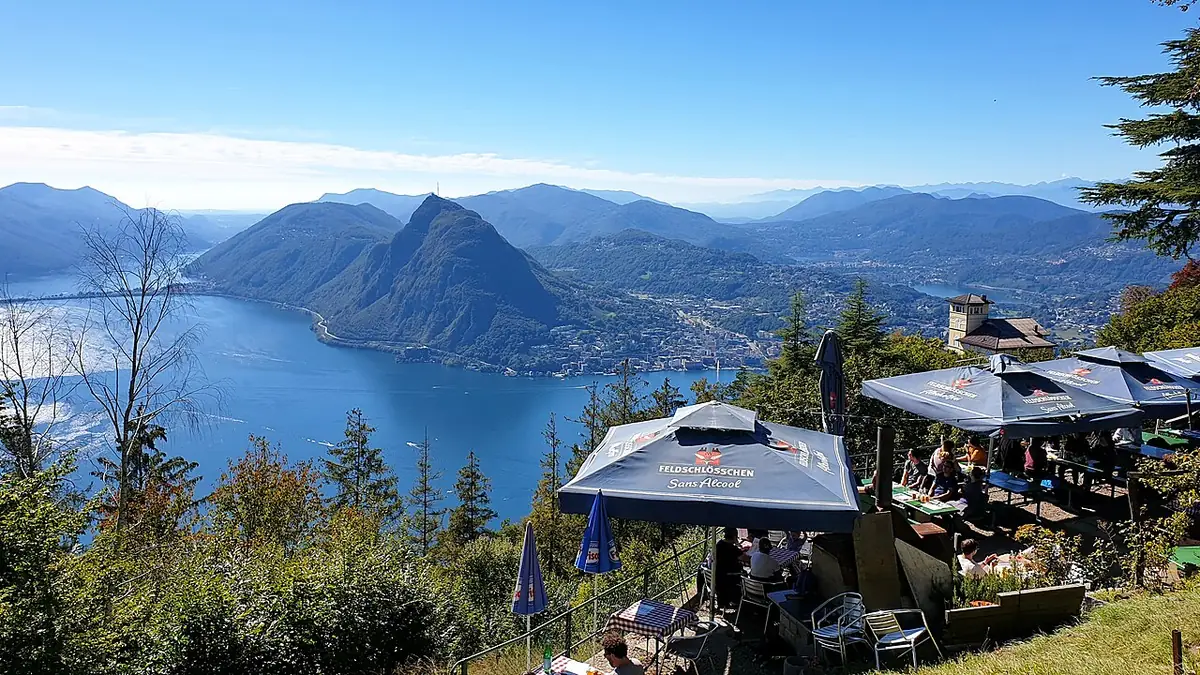 Vue sur le lac de Lugano depuis une terrasse en hauteur