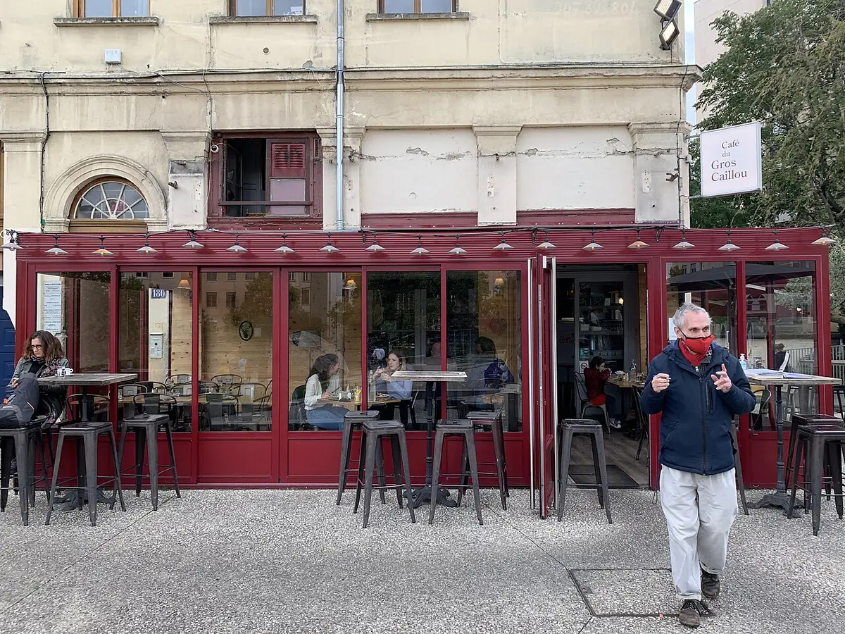 Une terrasse de café à l’angle d’une rue à Lyon