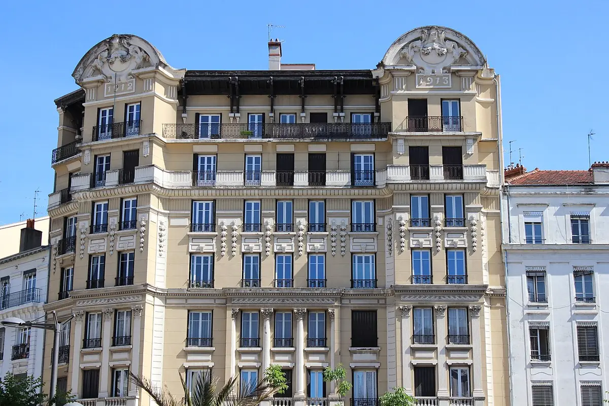 Un immeuble haussmannien avec balcons à Lyon
