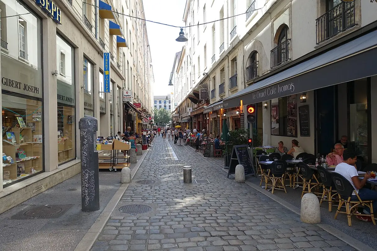 Une rue piétonne animée bordée de cafés à Lyon