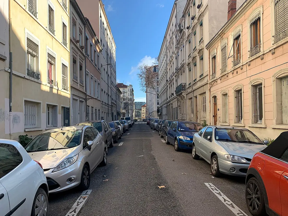 Une rue étroite bordée de façades colorées à Lyon