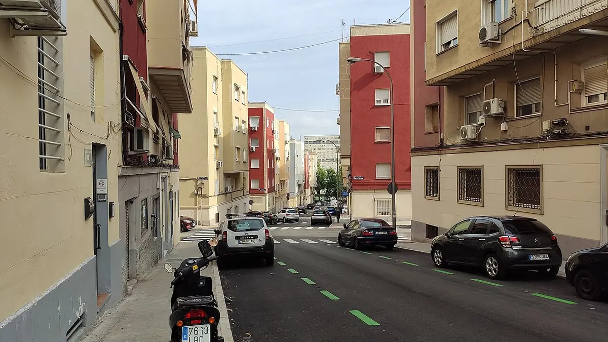 La rue Virgen de la Consolación, bordée d’immeubles colorés à Madrid