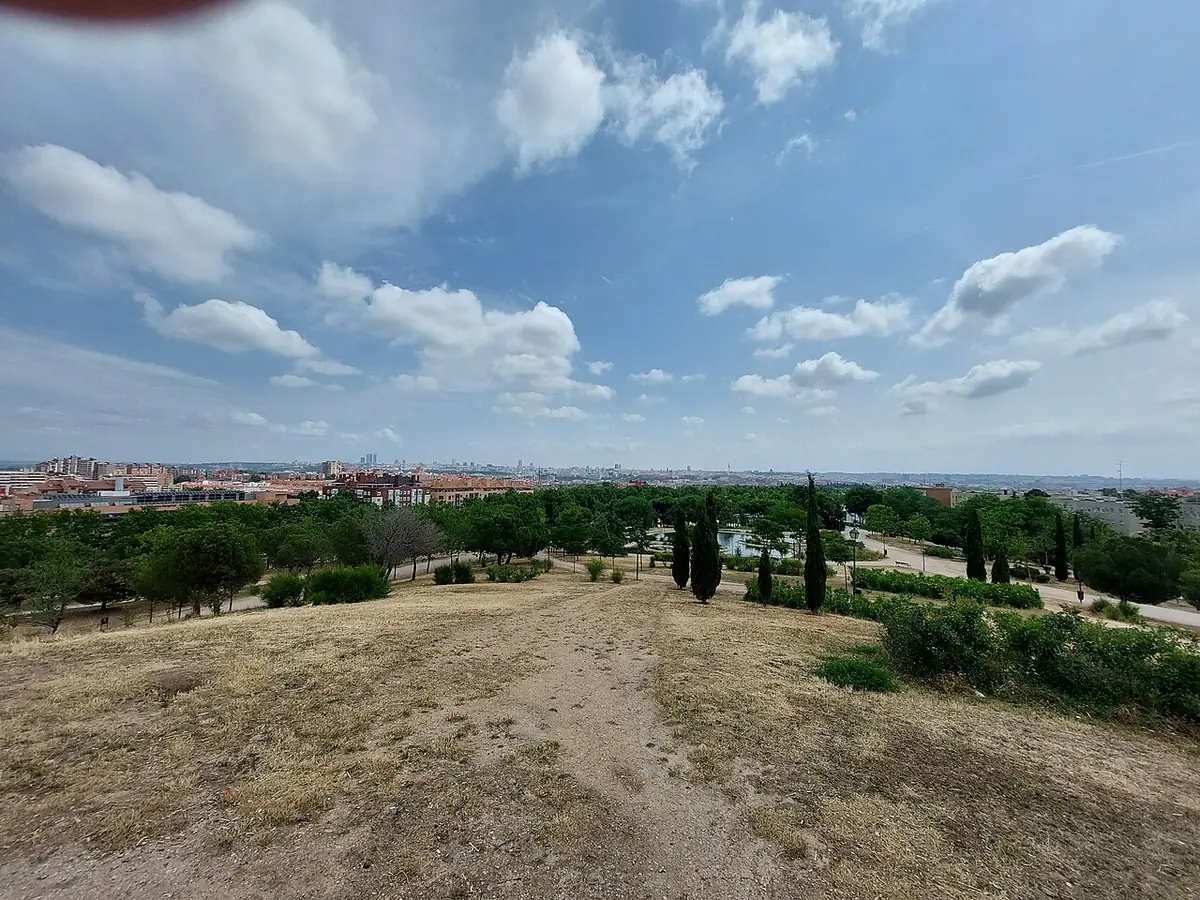 Vue sur Madrid depuis un point de vue du parc de la Cuña Verde