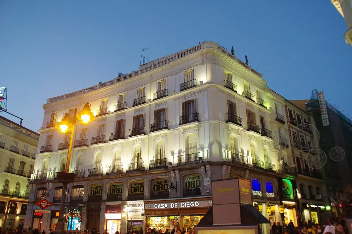 Un immeuble illuminé la nuit à la Puerta del Sol, à Madrid
