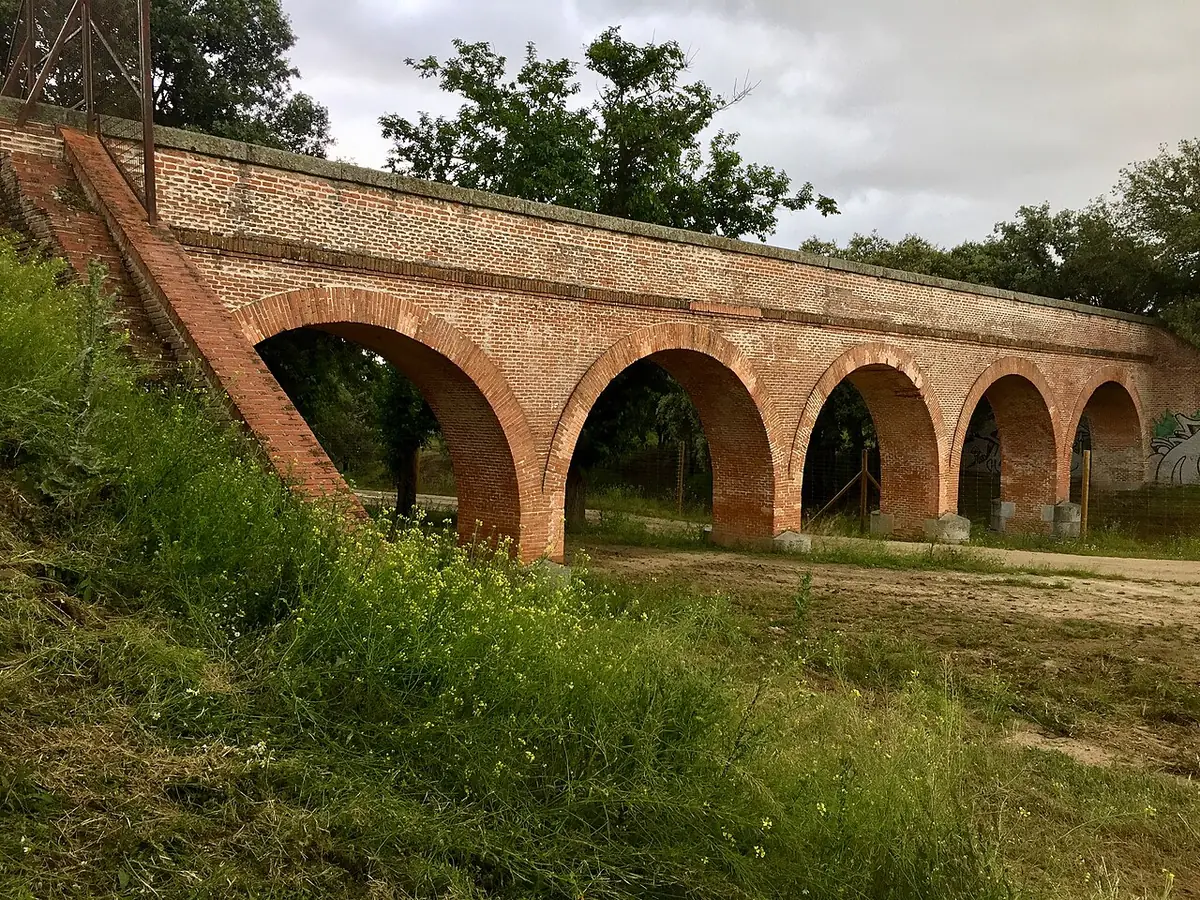 Le pont Colorado, arches en briques dans le parc de la Casa de Campo à Madrid