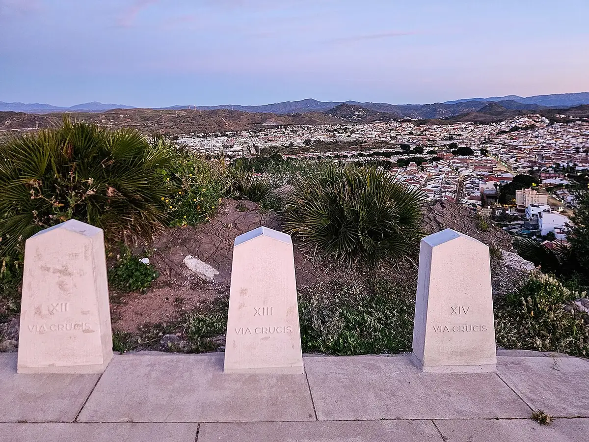 Vue sur Málaga et ses collines depuis le point de vue de la Torre del Atabal