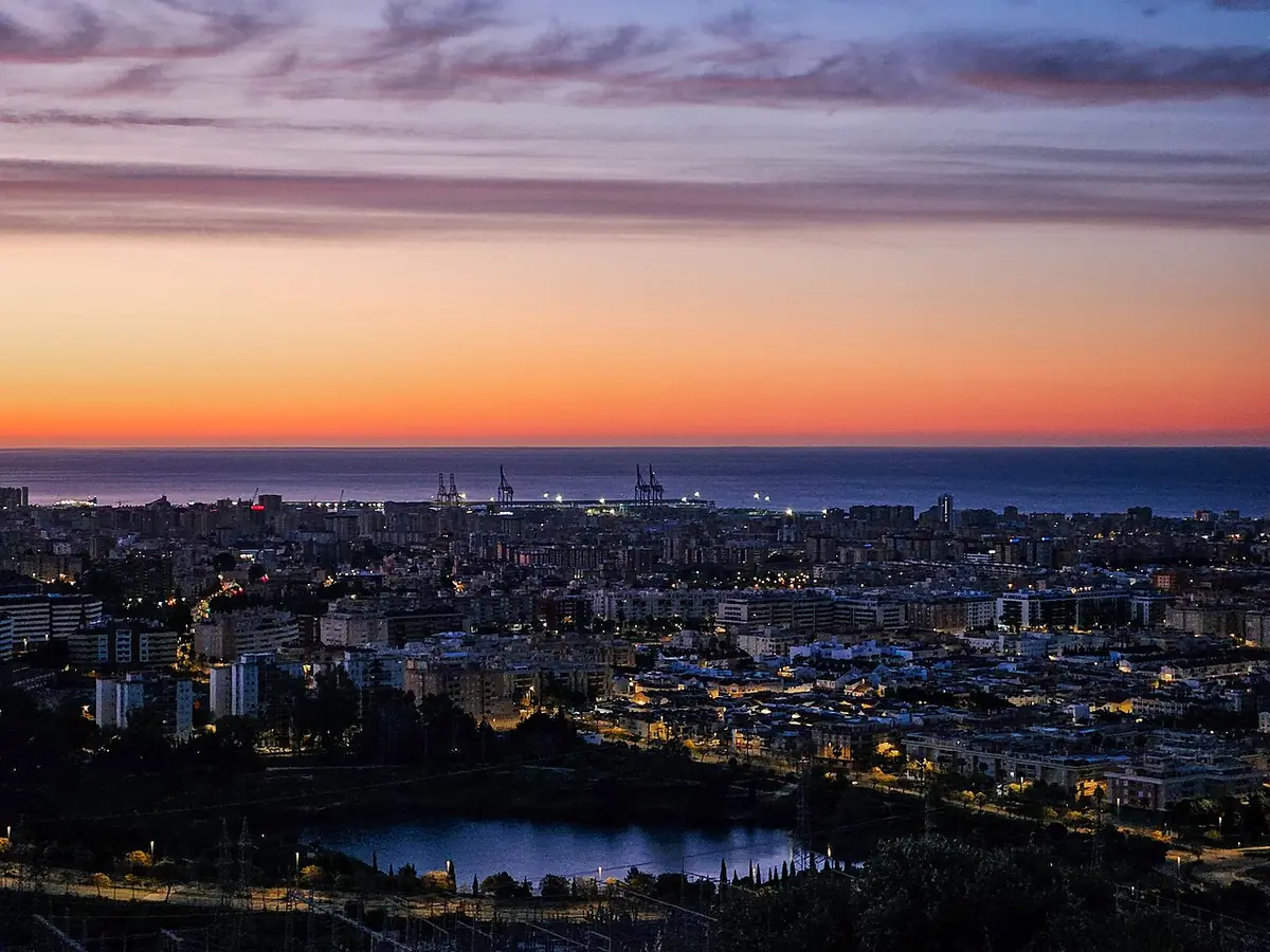 Málaga au lever du jour, vue depuis les hauteurs avec le port au loin