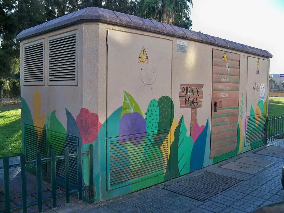 Un local technique orné d’une fresque colorée dans le quartier résidentiel d’El Higueral
