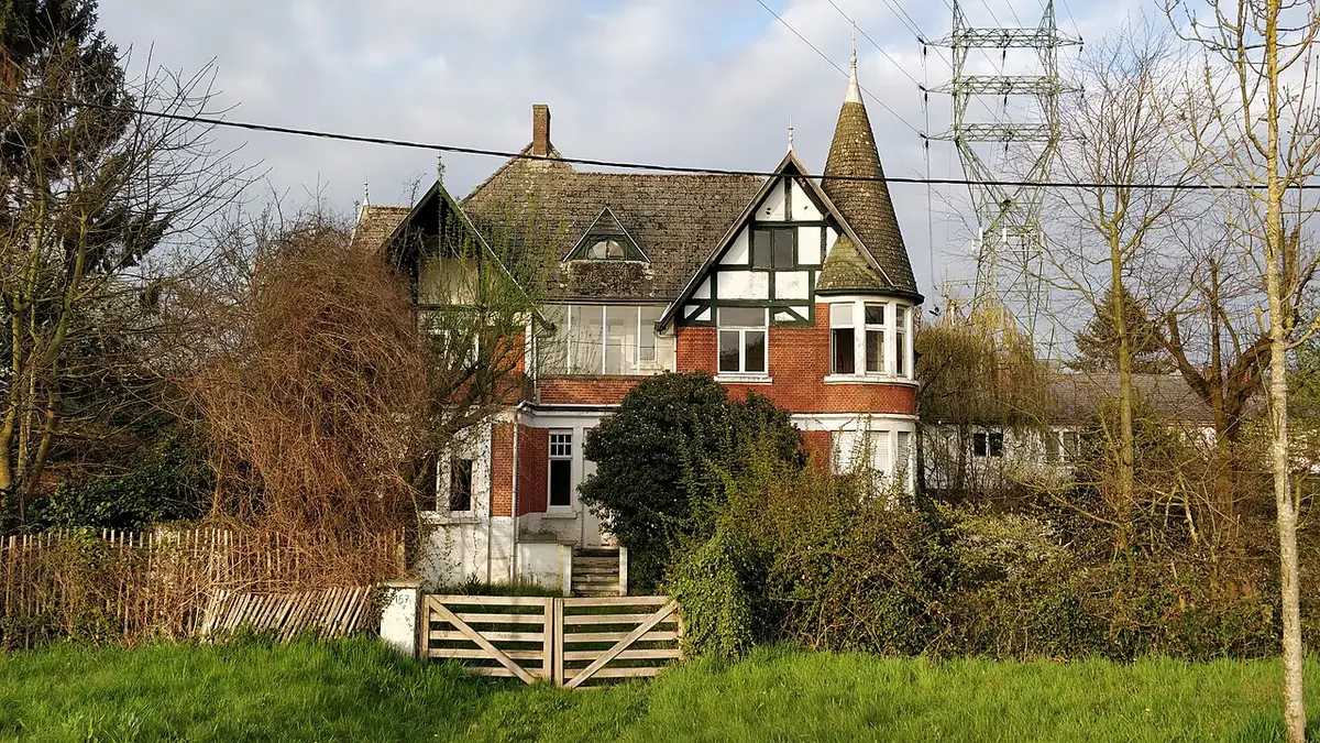 Une villa de style cottage entourée de verdure à Malines