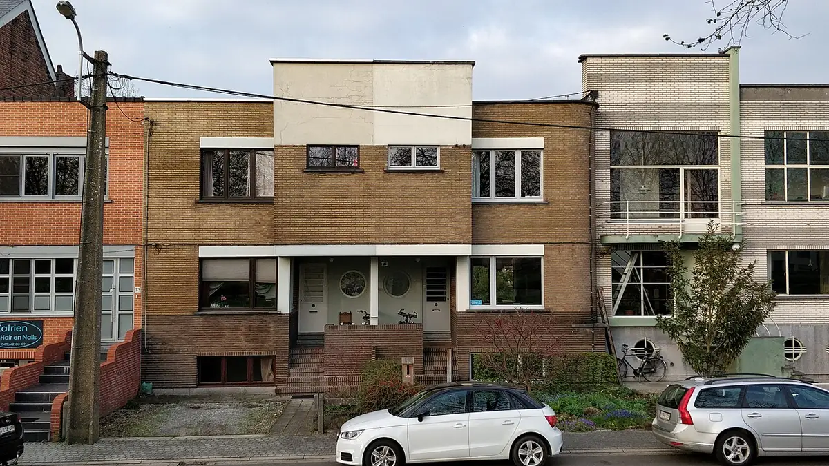 Une maison mitoyenne moderniste le long d’une rue à Malines