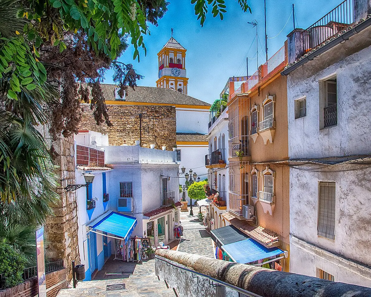 Une ruelle colorée de la vieille ville de Marbella, avec son clocher