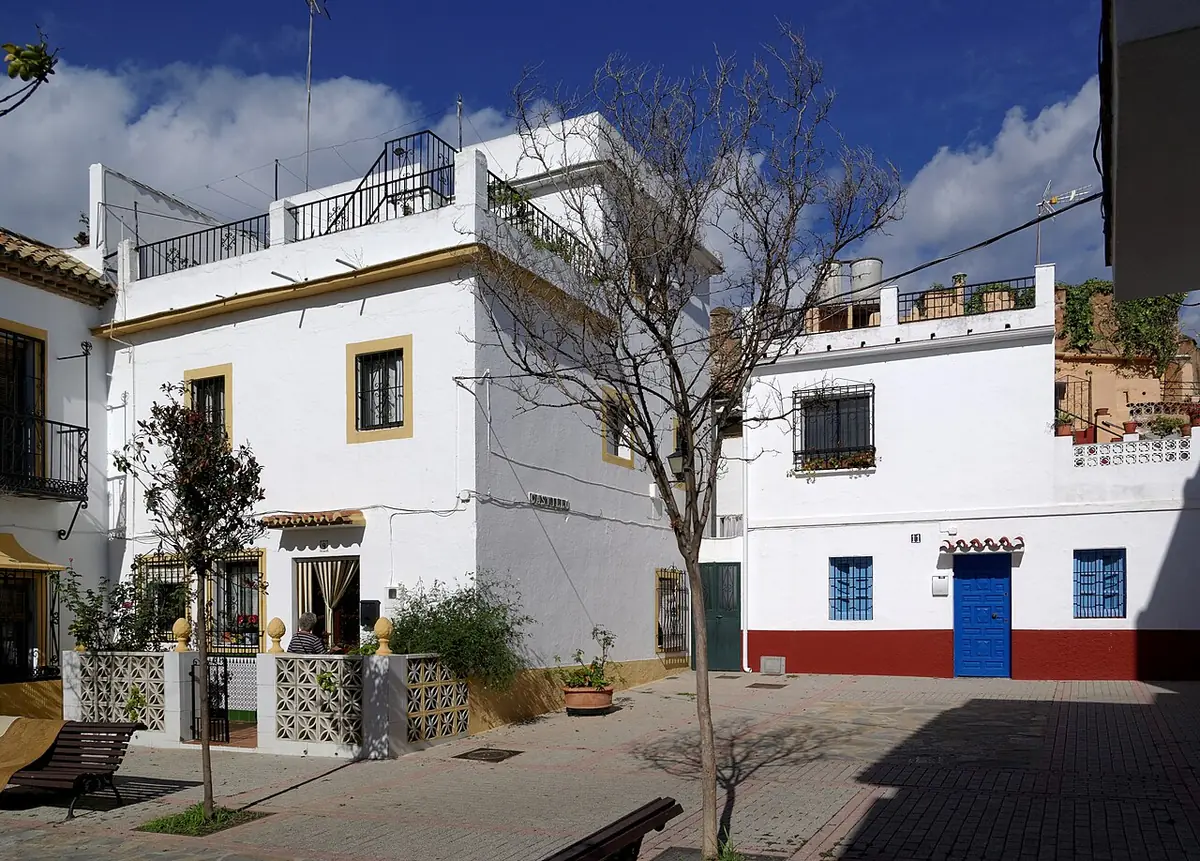 Des maisons blanches aux balcons fleuris à Marbella