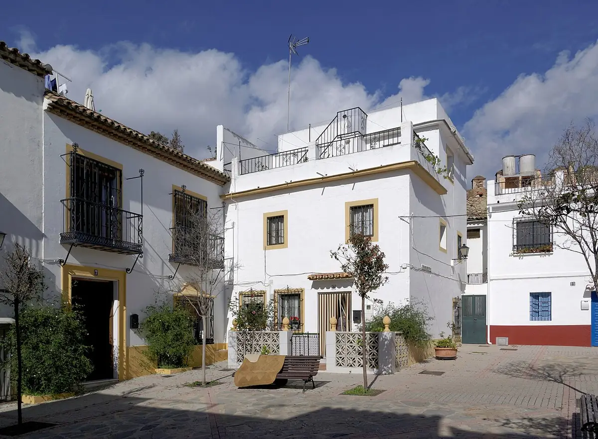 Une petite place bordée de maisons blanches à Marbella