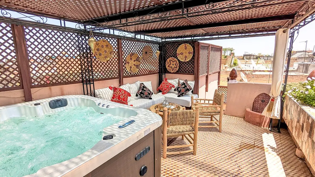Une terrasse avec bain à remous et lanternes marocaines à Marrakech