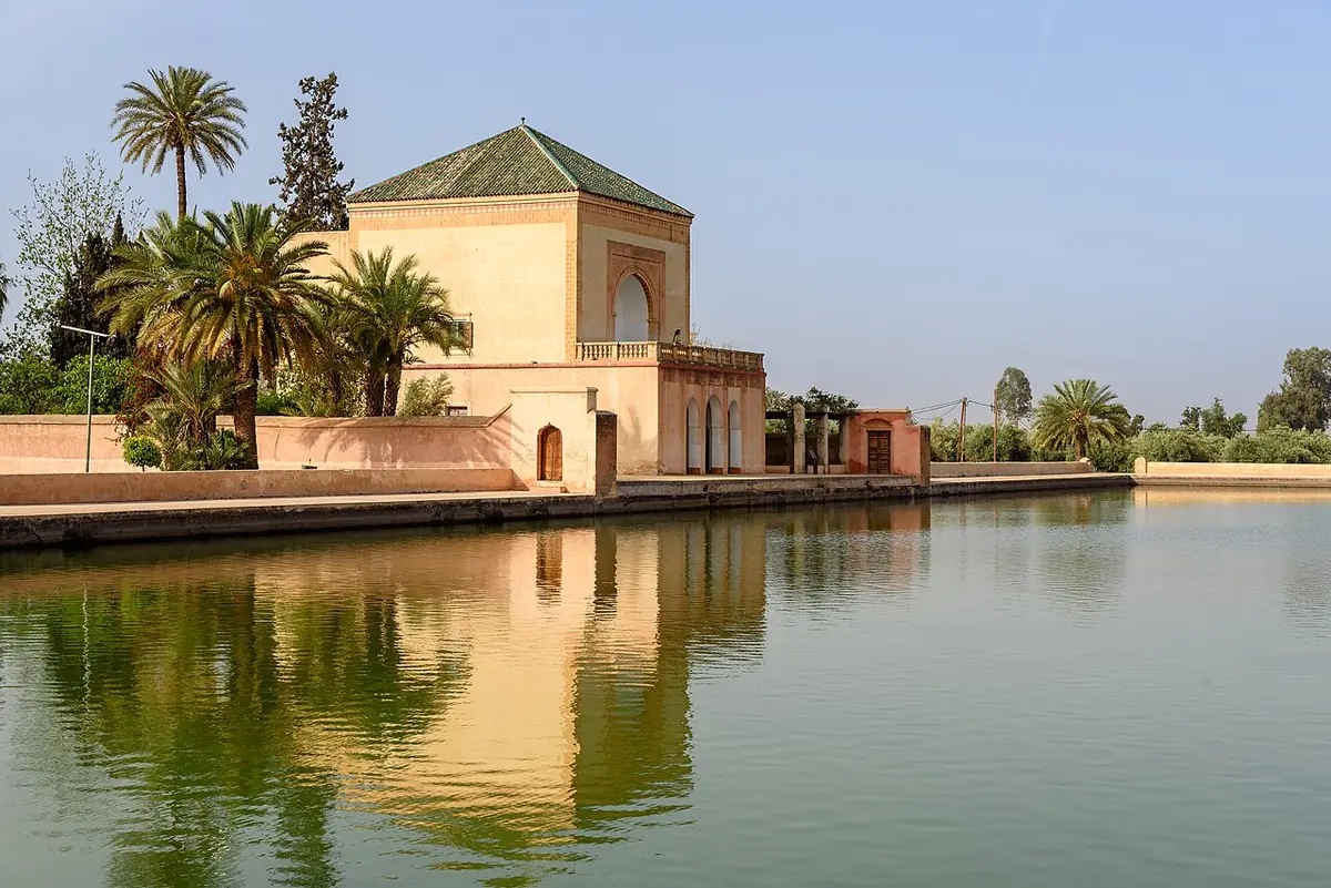 Le pavillon des jardins de la Ménara reflété dans le bassin, à Marrakech