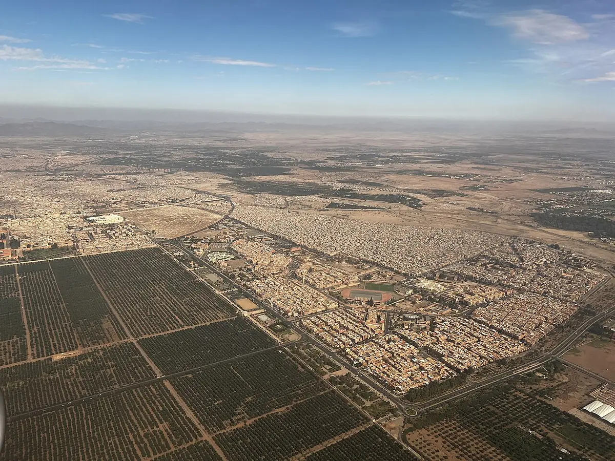 Vue aérienne de la médina de Marrakech, toits ocre et palmiers