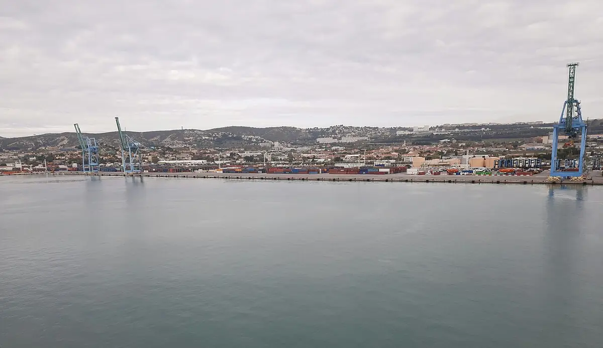 Les grues du port de Marseille se dessinent sur la baie