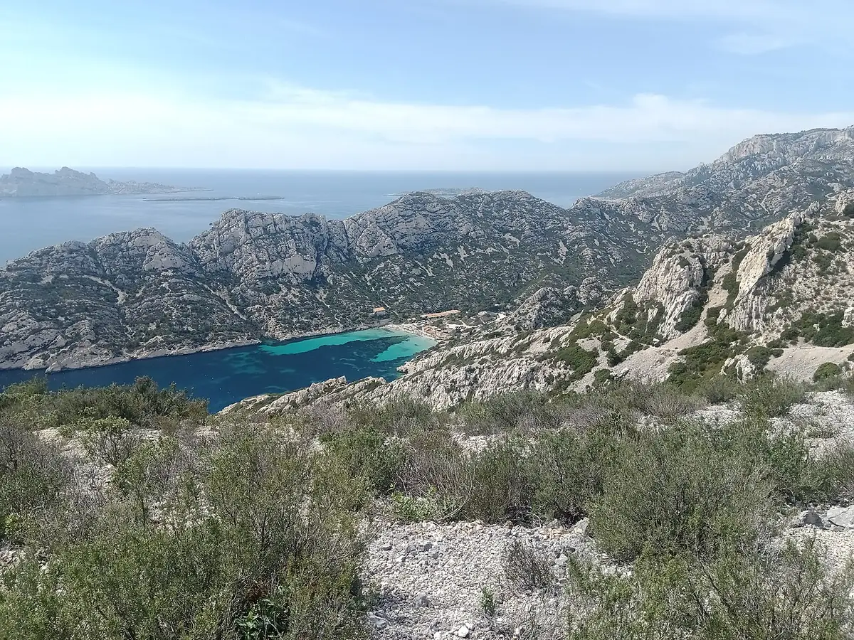 La calanque de Sormiou aux eaux turquoise, près de Marseille