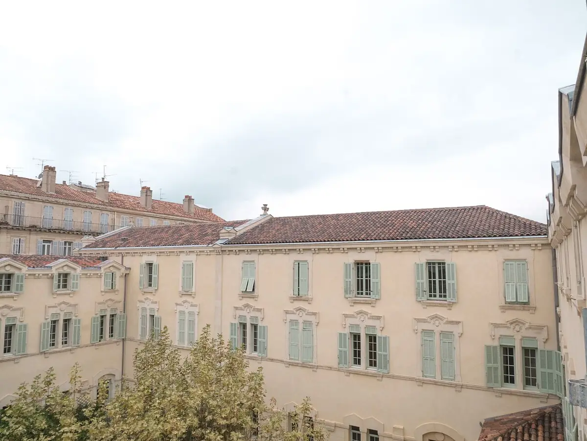 Vue sur un ensemble de bâtiments depuis une colline à Marseille