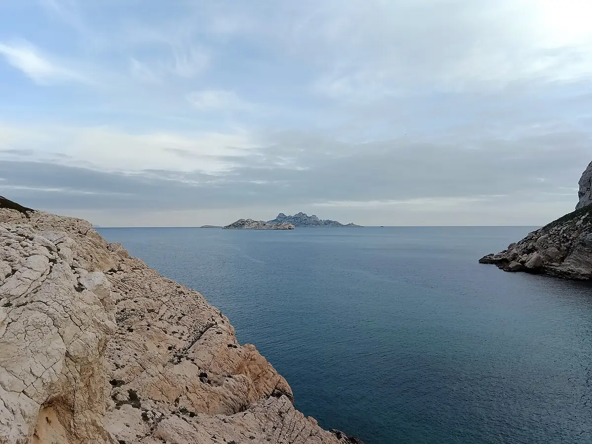 Le littoral rocheux de Marseille, îles au loin sous un ciel voilé
