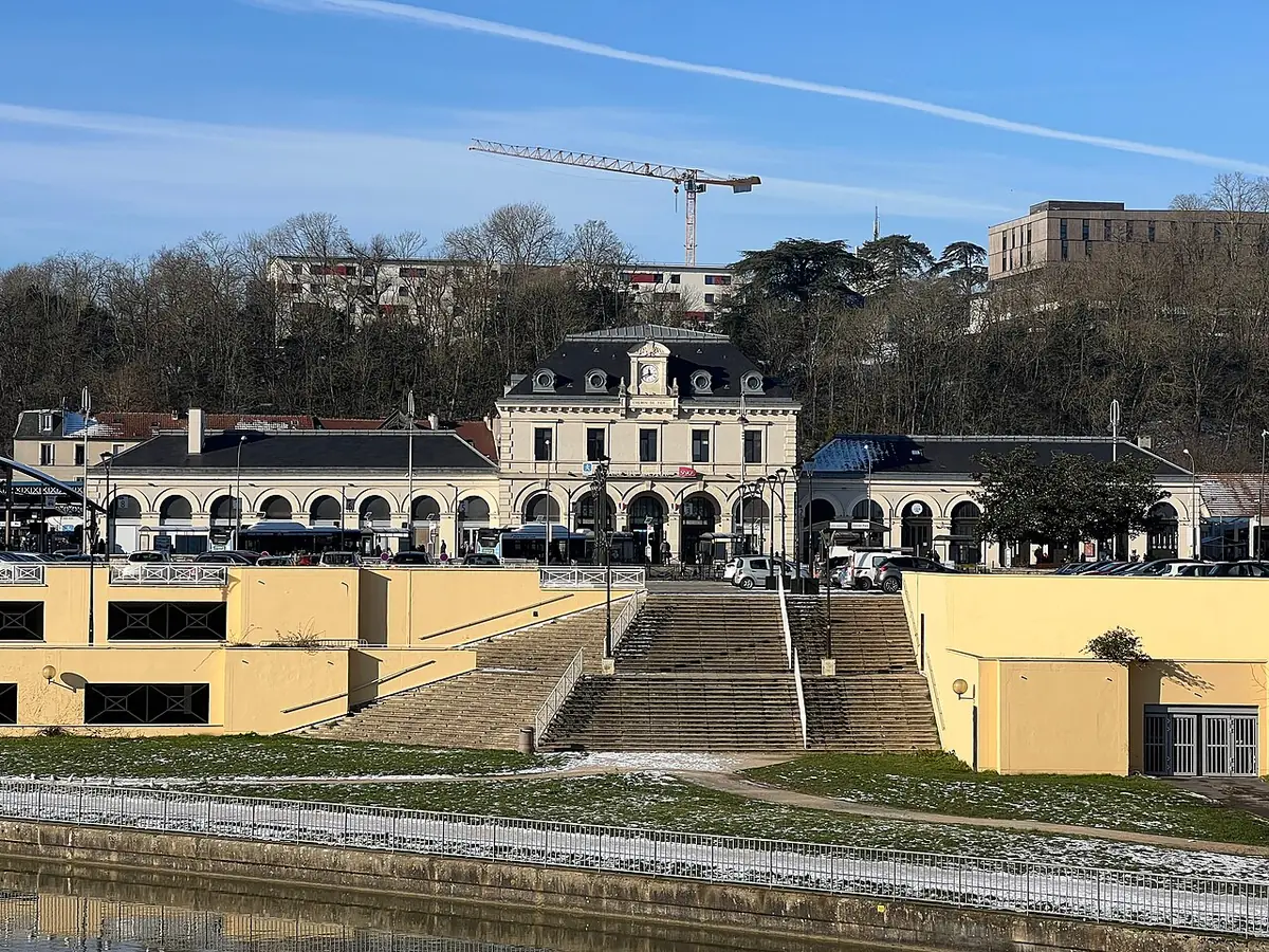 La gare de Meaux et ses bâtiments, vue depuis les berges en contrebas
