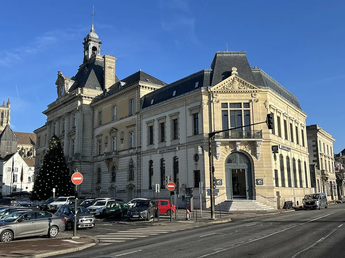 L’hôtel de ville et le bâtiment de la Caisse d’Épargne de Meaux au bord d’une rue