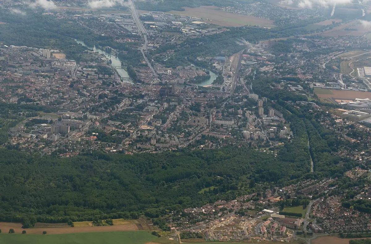 Vue aérienne de Meaux, la ville et ses quartiers entourés de bois et de champs