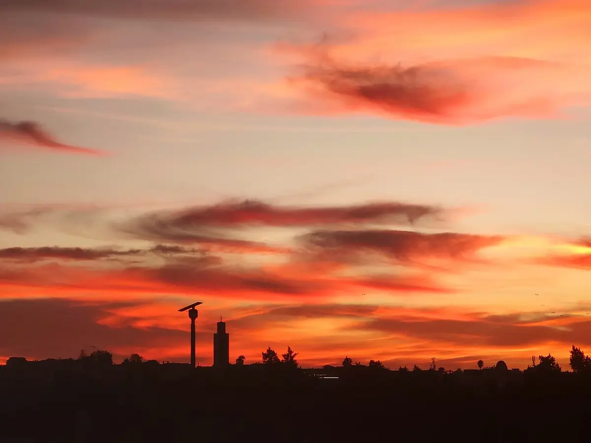 Un coucher de soleil embrase le ciel au-dessus de Meknès