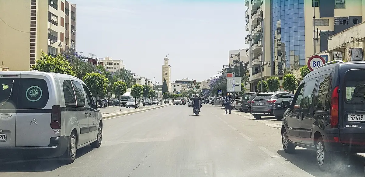 Une rue de Meknès avec le minaret en arrière-plan