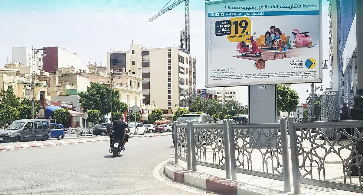 Une rue résidentielle de Meknès avec ses commerces de quartier