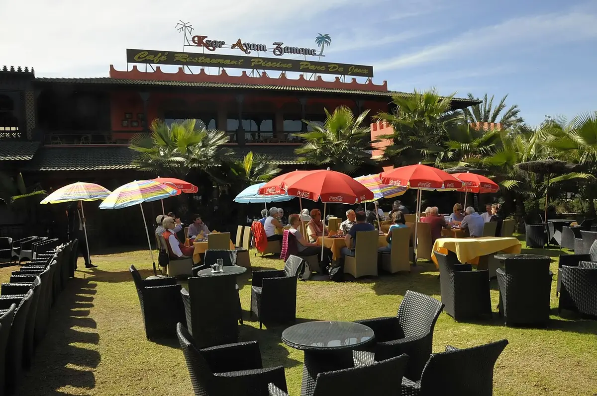 Une terrasse de café ombragée par des parasols à Meknès