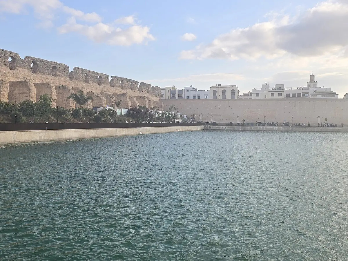 Le bassin de l’Agdal bordé par les remparts de Meknès
