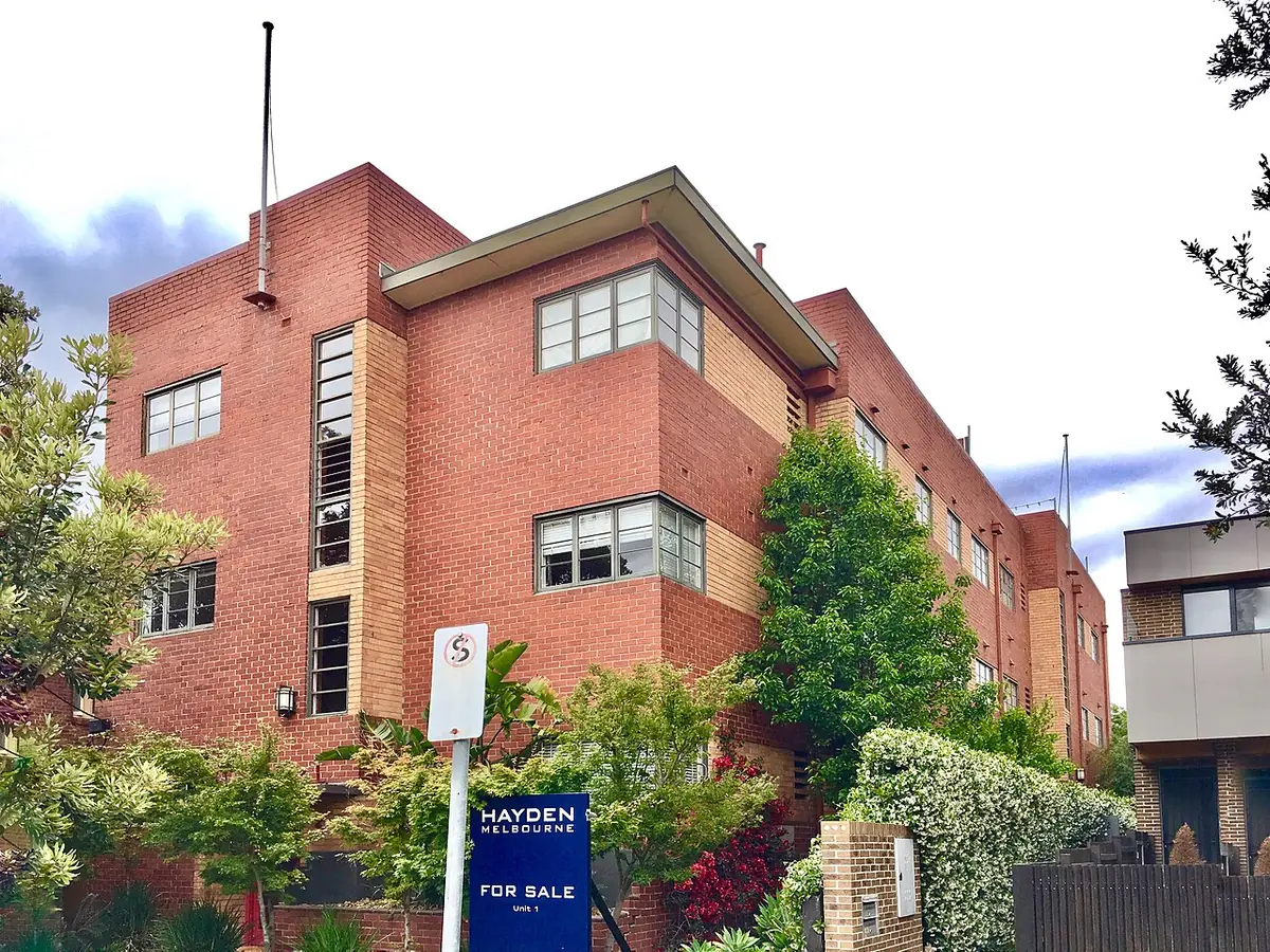 Bellaire Flats, immeuble de trois étages en briques rouges, arbustes et panneau « à vendre », à St Kilda West