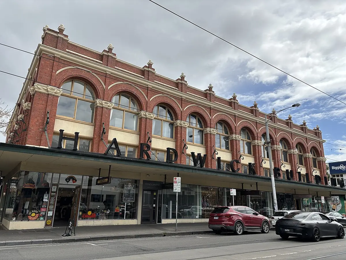 Le Hardwick Building en briques rouges à arcades, avec des boutiques sous une véranda, à Brunswick