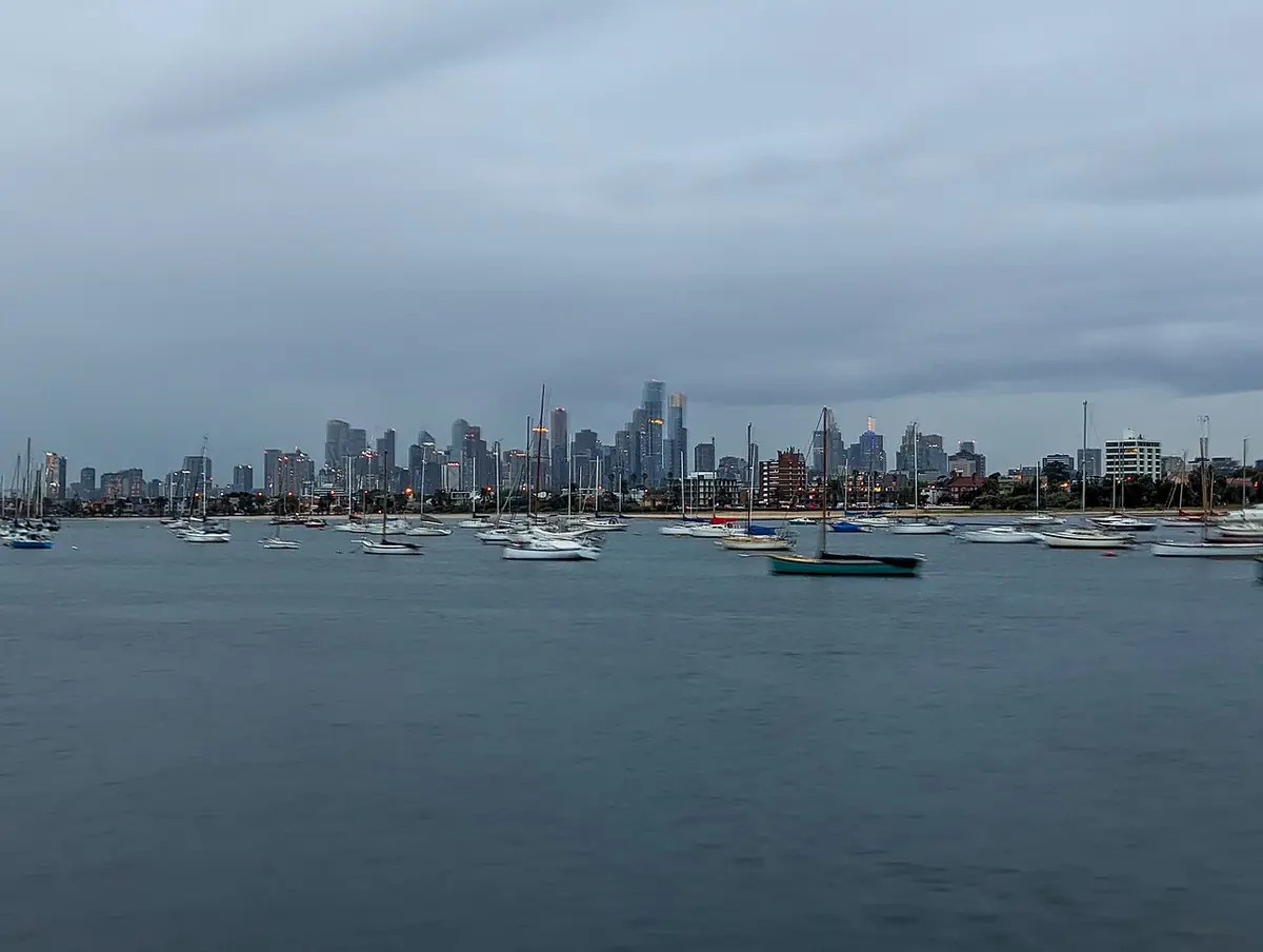 Les tours de Melbourne vues de St Kilda, de l'autre côté de l'eau, avec des bateaux au mouillage