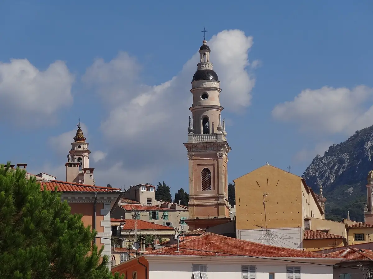 Le clocher de la basilique Saint-Michel-Archange au-dessus des toits de Menton