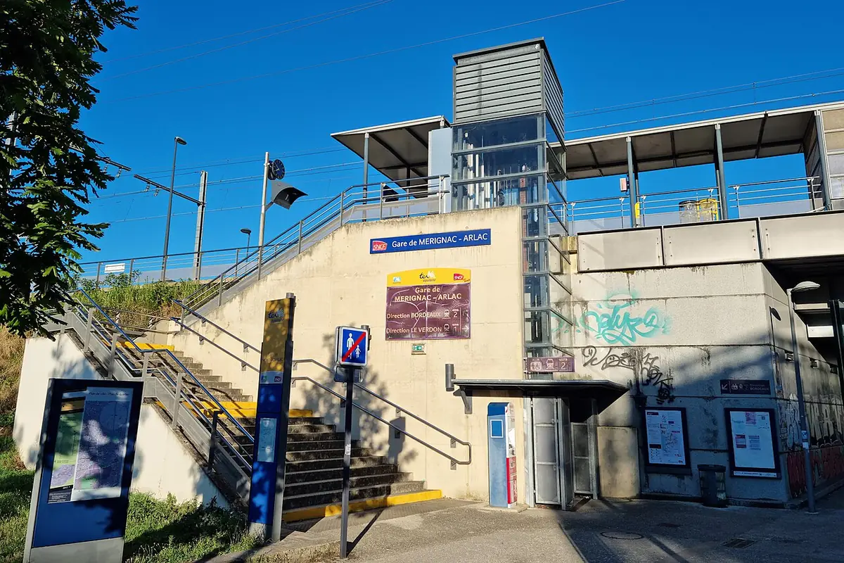 Entrée de la gare de Mérignac-Arlac, escalier et ascenseur menant aux quais