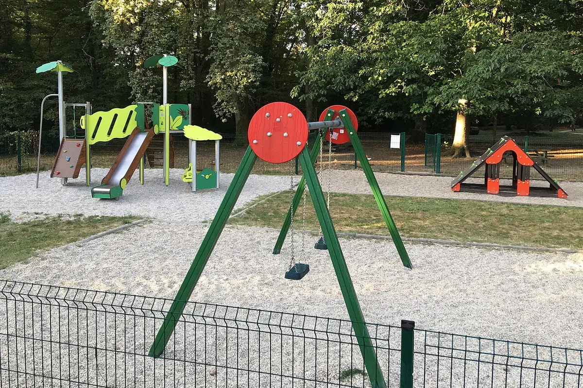 Aire de jeux du parc de Tenet à Mérignac, balançoire et toboggan sous les arbres