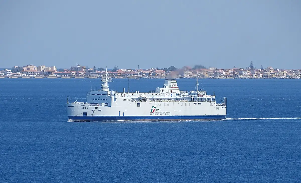 Un ferry traversant le détroit de Messine