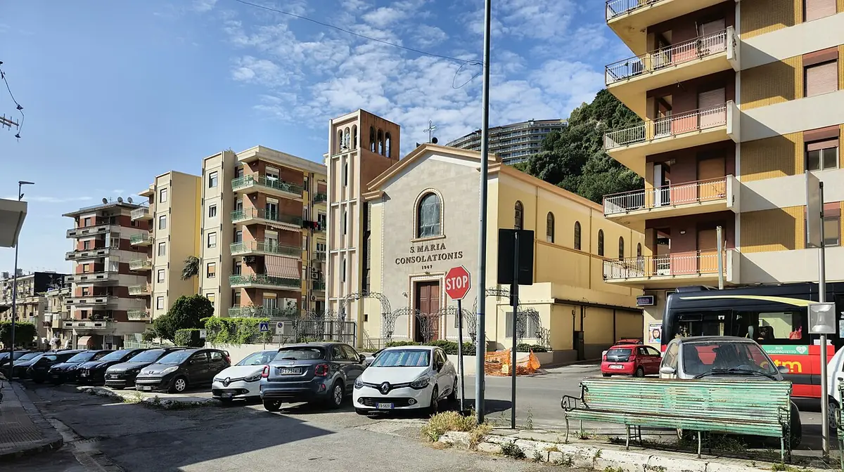 Un carrefour bordé d’immeubles et d’une église à Messine