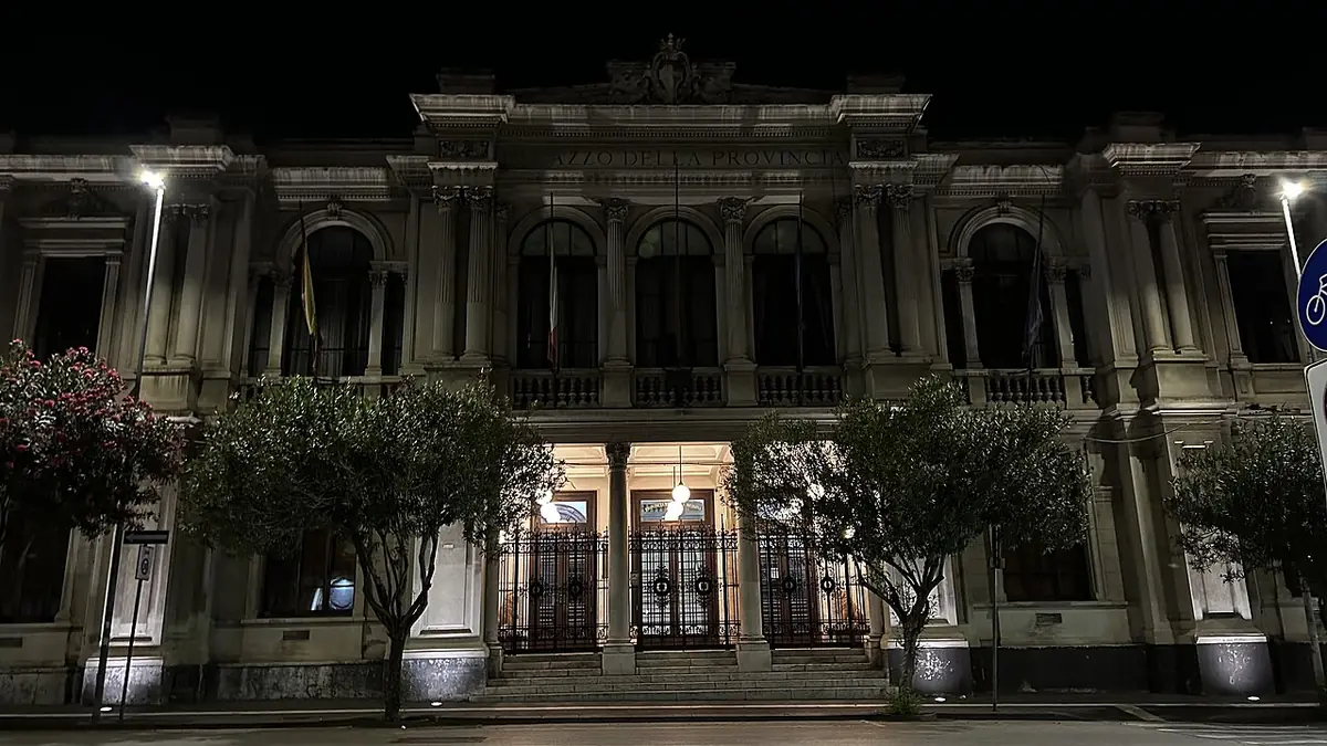 Le Palazzo della Provincia illuminé la nuit à Messine