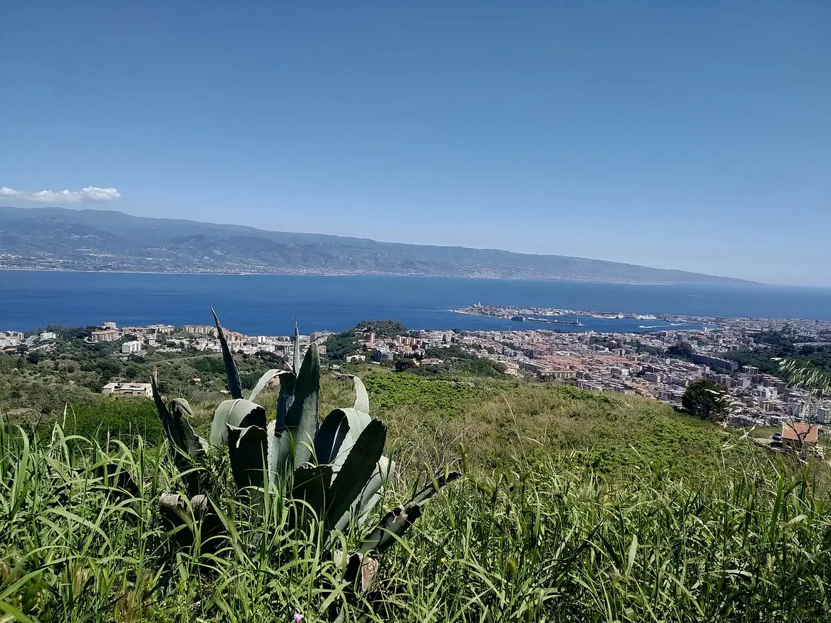 Vue panoramique du détroit de Messine depuis les hauteurs