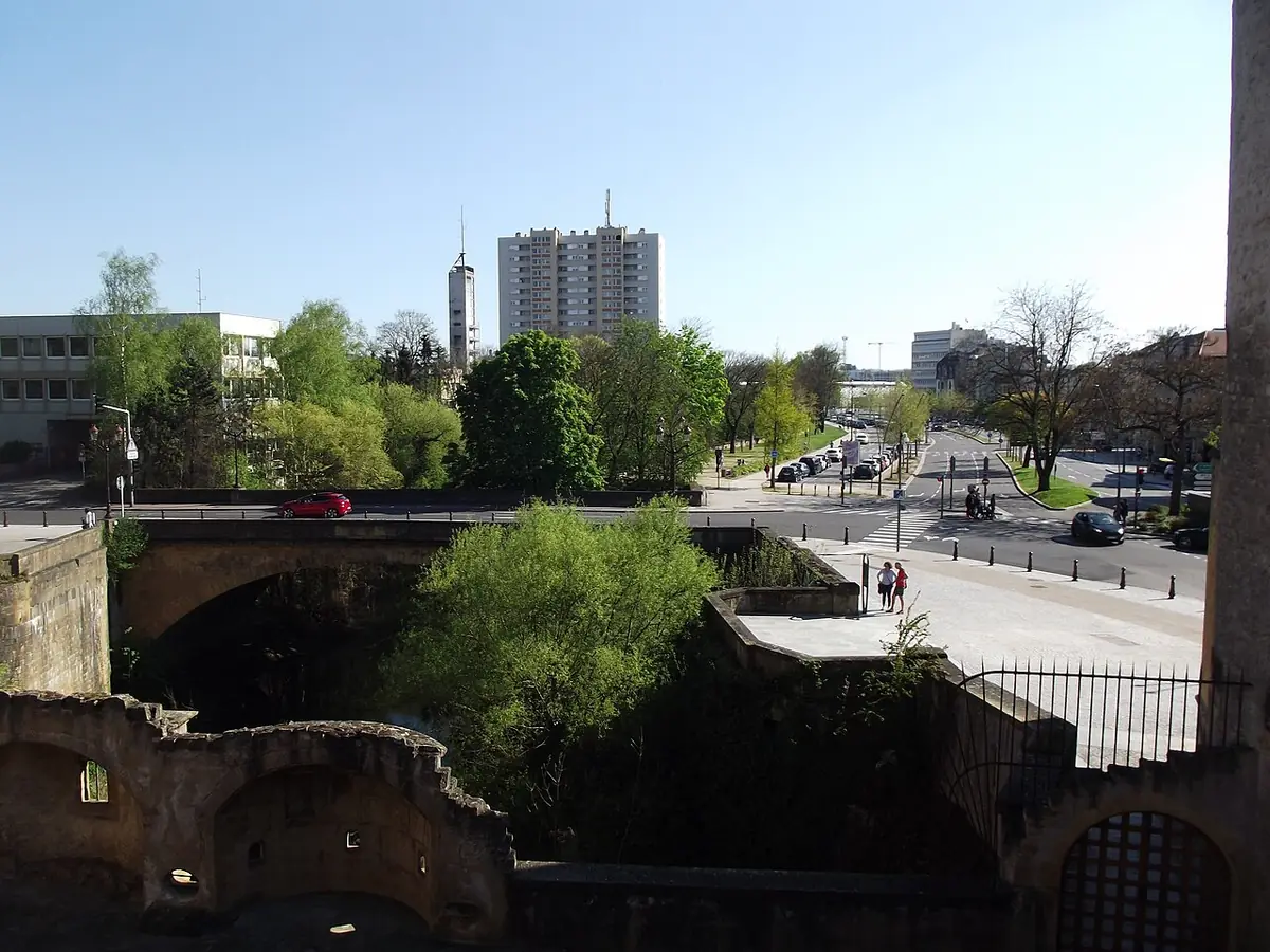 Vue sur un pont, des arbres et des immeubles depuis le boulevard André-Maginot à Metz