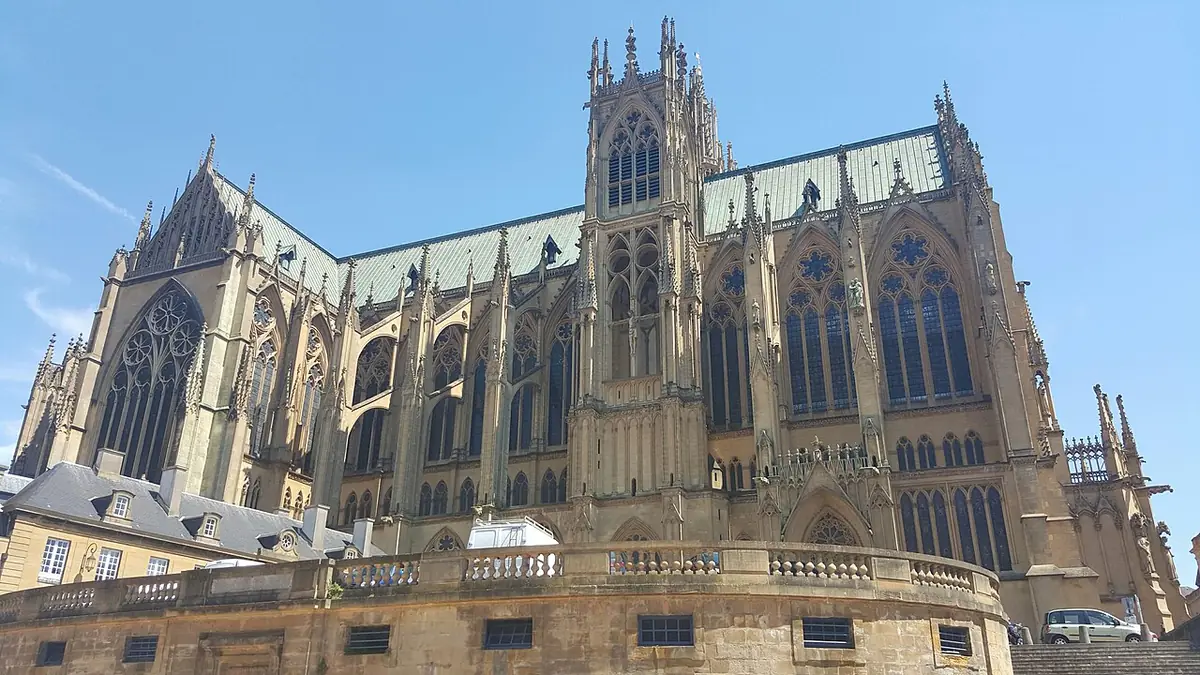 La cathédrale Saint-Étienne de Metz, flanc gothique et grandes verrières sous un ciel bleu