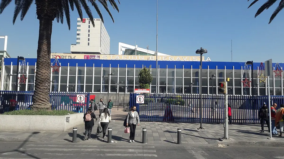 Parvis de la gare Buenavista à Mexico, façade vitrée et passants