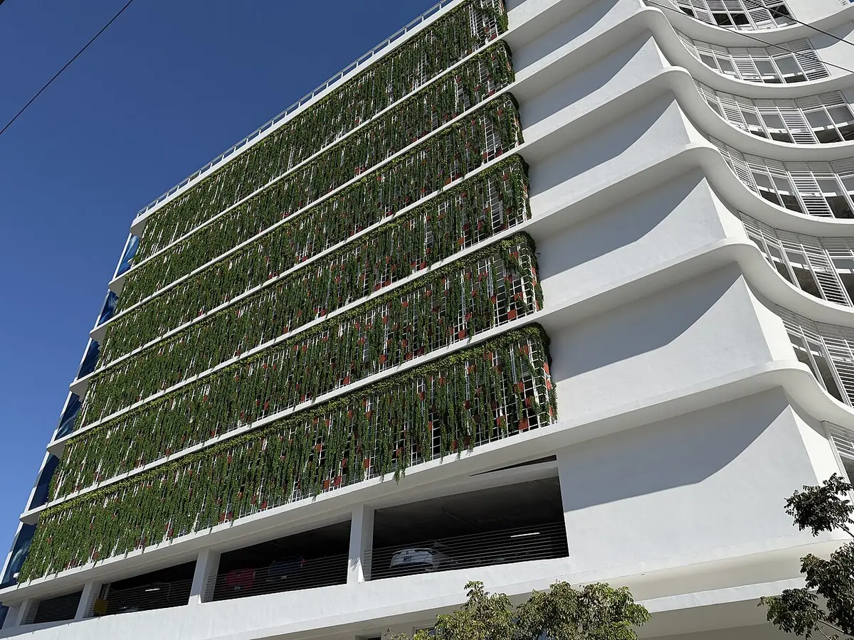 Un immeuble résidentiel moderne à façade végétalisée à Miami