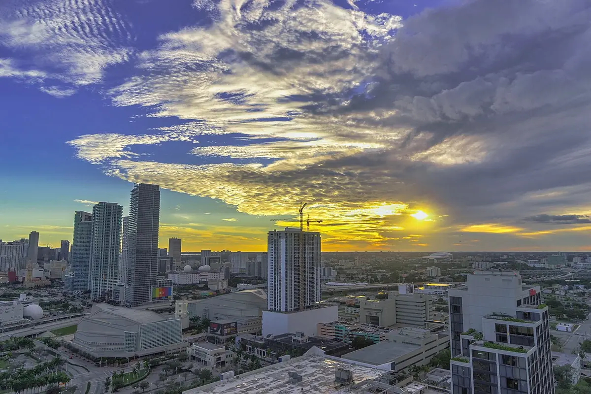Les gratte-ciel de Miami se découpent sous un ciel de coucher de soleil